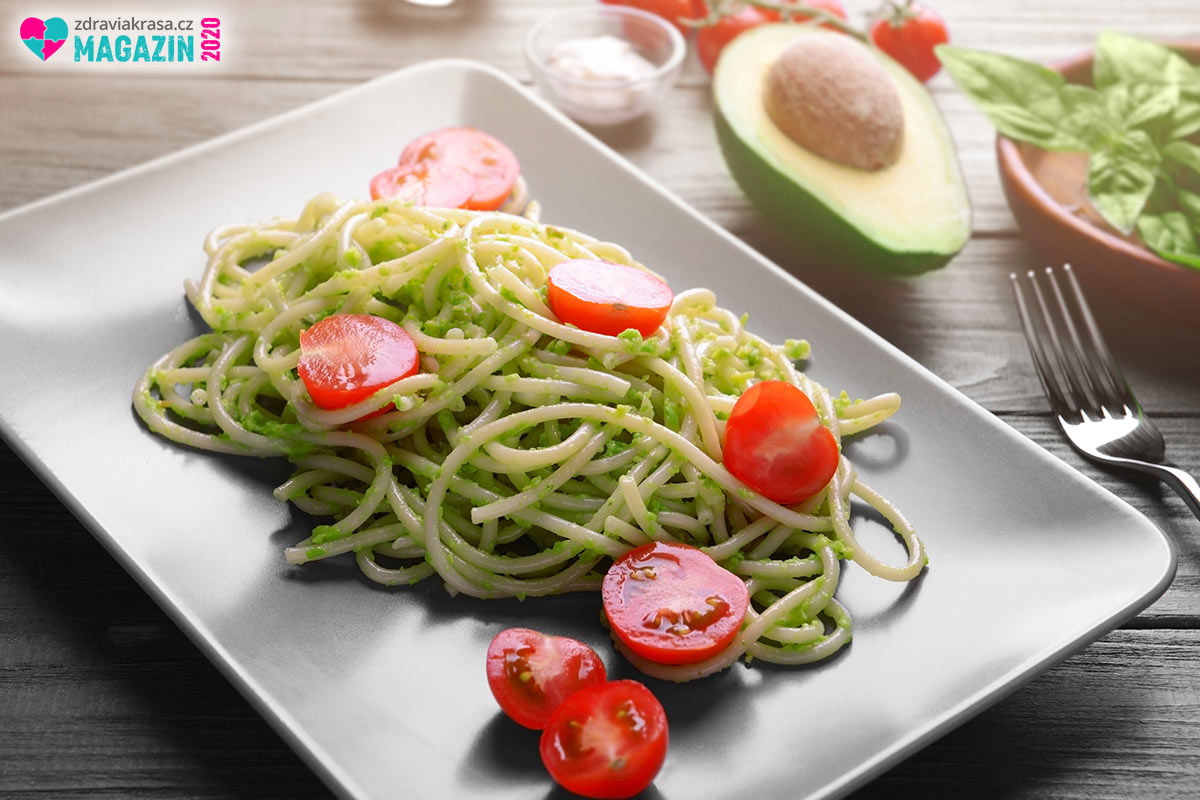 Jednoduchým tipem, jak použít avokádo v kuchyni, jsou špagety se zelenou avokádovou omáčkou. 